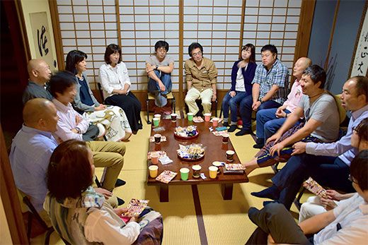 お茶とお菓子を楽しみながら、色々な話題に花が咲くボウズ・カフェ